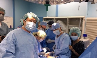 Một ca phẫu thuật tại Viện Bỏng Quốc Gia