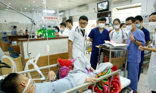 Một bệnh nhân bị suy gan nặng do uống rượu đang được điều trị tại BV Bạch Mai, Hà Nội. Ảnh: Dương Ngọc