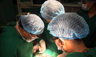 Các bác sỹ đang thực hiện ca phẫu thuật cho bệnh nhi 15 tuổi bị K tuyến giáp. Ảnh: Bệnh viện cung cấp