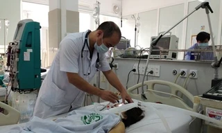 Điều trị cho bệnh nhân bị đột quỵ tại Bệnh viện Bạch Mai, Hà Nội. Ảnh: Internet