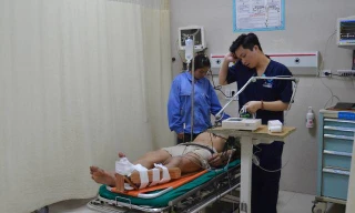 Bệnh nhân đang được điều trị tích cực tại bệnh viện sau khi được nhân viên y tế vào tận đồi chè cấp cứu, xử lý vết thương do tai nạn