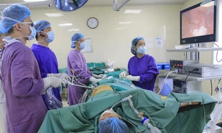 Các BS đang tiến hành gắp xương cá cho bệnh nhân. Ảnh: Bệnh viện cung cấp