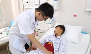 Thăm khám cho bệnh nhi sau ca phẫu thuật. Ảnh: BV cung cấp