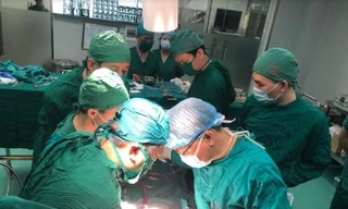 Kíp phẫu thuật cắt khối u trung thất phức tạp có sử dụng máy tim phổi nhân tạo