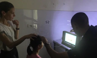 Chuyên gia đang kiểm tra mắt cho bệnh nhi bằng thiết bị DIVE 