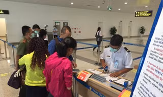 Kiểm dịch y tế giám sát khách nhập cảnh từ vùng dịch tại sân bay Quốc tế Nội Bài