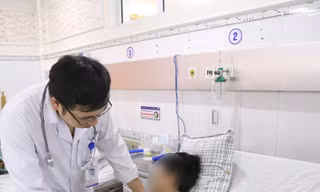 Bác sỹ kiểm tra sức khỏe cho bệnh nhân H.