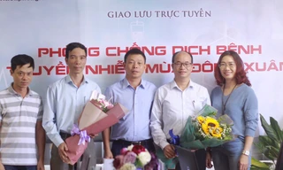 Đại diện Ban biên tập Báo Tiền Phong tặng hoa cho các khách mời tham gia giao lưu trực tuyến. Ảnh: Duy Phạm
