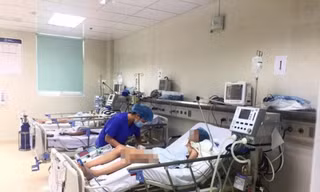 Điều trị cho bệnh nhi tại Khoa Truyền nhiễm - BV Nhi TƯ. Ảnh: Internet