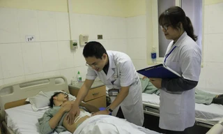 BS kiểm tra sức khoẻ cho nam thanh niên bị thủng ruột non vì xương cá. Ảnh: BV E cung cấp