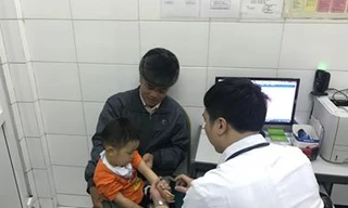 Đến chiều 15/3, vẫn còn nhiều trẻ mầm non ở Bắc Ninh được bố mẹ đưa đến BV Nhiệt đới TƯ để làm xét nghiệm xem có nhiễm sán lợn hay không. Ảnh: Thái Hà