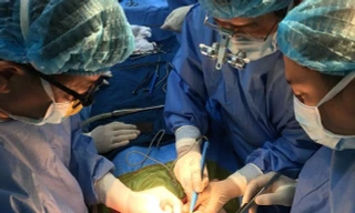 Các BS Bệnh viện Nhi Trung ương trong một ca mổ