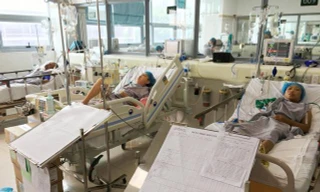 Hai bệnh nhân nặng có phản ứng khi chạy thận nhân tạo tại BV Hữu nghị Đa khoa Nghệ An được chuyển ra Hà Nội ngày 31/7 được xác định nguyên nhân ban đầu do sốc nhiễm khuẩn huyết. 