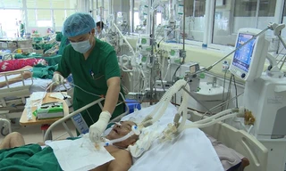 Bác sĩ chăm sóc cho bệnh nhân cúm tại BV Bệnh Nhiệt đới Trung ương.