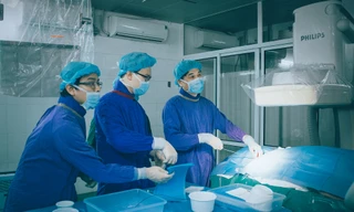 Các bác sĩ tiến hành điều trị ung thư biểu mô tế gan tiến triển bằng nút hóa chất động mạch dùng thuốc Lipiodol cho bệnh nhân tại BV Việt Đức