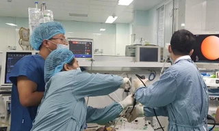 Người phụ nữ sốc đa chấn thương do téc nước rơi vào người đã được các bác sỹ cứu sống. Ảnh: BV cung cấp