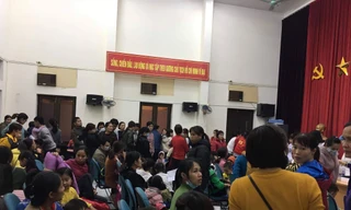 BV Nhiệt đới TƯ huy động cả hội trường để đón tiếp, phát số và làm xét nghiệm cho các bé