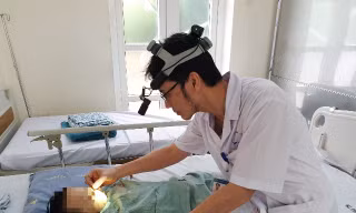 ThS.BS Nguyễn Nhật Linh thăm khám cho bệnh nhi.