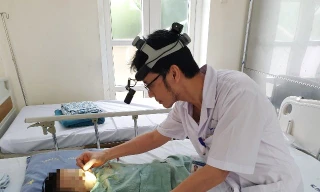 ThS.BS Nguyễn Nhật Linh thăm khám cho bệnh nhi.