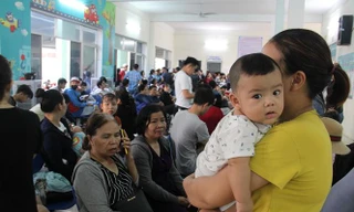 Hàng nghìn người chen lấn, xô đẩy tìm cách có được số thứ tự tiêm vắc xin 6 trong 1 cho con ở Đà Nẵng. Ảnh: Thanh Trần