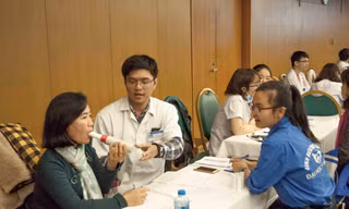 Bệnh viện Bạch Mai tổ chức khám, tư vấn và phát thuốc miễn phí Bệnh phổi tắc nghẽn mạn tính cho người dân. 