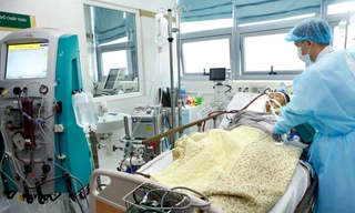 Bệnh nhân mắc cúm đang được sử dụng những kỹ thuật hiện đại nhất để duy trì sự sống. Ảnh: BV Bạch Mai cung cấp