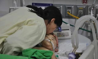 Mẹ bé hôn tạm biệt con trước khi bé rời xa cuộc đời