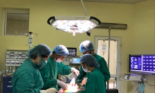 Các BS Bệnh viện K Trung ương đã phẫu thuật cắt thành công khối u thận 'khủng' nặng gần 2 kg cho bé gái 6 tuổi 