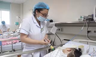 Nhiều phụ huynh nhầm lẫn biểu hiện ban đầu của bệnh khiến trẻ ngày càng nặng hơn. Ảnh: BV cung cấp