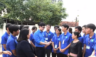 Anh Bùi Quang Huy kiểm tra chiến dịch tình nguyện hè, trao quà gia đình chính sách ở Gia Lai 
