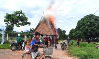 Lửa thiêu rụi nhà rông được làm bằng gỗ trắc nổi tiếng ở Gia Lai