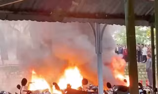 Sau tiếng nổ lớn, 7 xe máy trong trường học bị thiêu rụi 