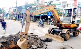 'Hố tử thần' bất ngờ xuất hiện trên Quốc lộ 14 