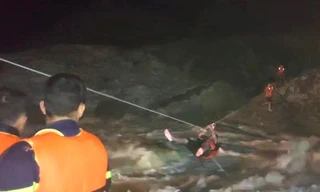 Vị trí 3 người dân bị mắc kẹt giữa dòng lũ dữ. 