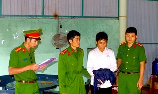 Cán bộ địa chính xộ khám sau khi bị người dân 'bóc phốt' lên mạng 