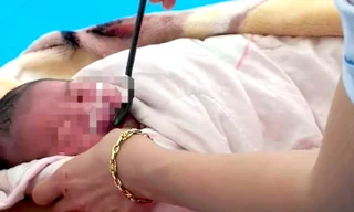 Phát hiện bé trai sơ sinh còn nguyên dây rốn trước cửa nhà 