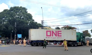 Người đàn ông bị xe đầu kéo cán tử vong ở ngã tư