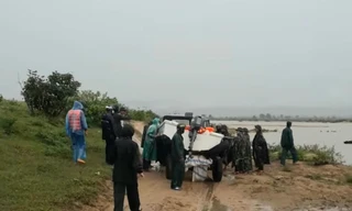 Lực lượng chức năng cùng người dân tìm kiếm thi thể em K.Kh. thời điểm vừa mất tích