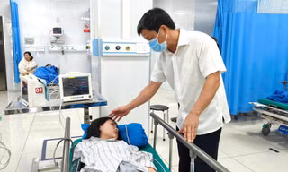 Phó Chủ tịch tỉnh Gia Lai thăm hỏi tình hình sức khoẻ các học sinh trong vụ lật xe khách