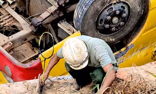 Xe chở 20 học sinh bị lật: Người thân lật tung các mảnh vỡ tìm ngón tay bị đứt lìa cho nữ sinh lớp 9