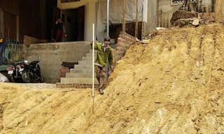 Việc sửa chữa Quốc lộ 24 làm nhà ông Thanh cao hơn khoảng 5 mét so với mặt đường