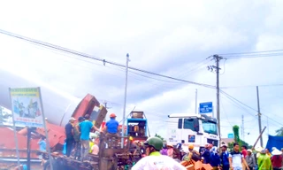 Hàng chục người dân đem gạch, cây chặn xe chở cánh quạt điện gió