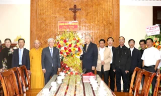 Chủ tịch Ủy ban Trung ương MTTQ Việt Nam chúc mừng Lễ Giáng sinh ở Kon Tum