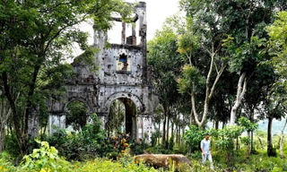 Giáo đường H’Bầu giở chỉ còn một mảng tường lớn với dày đặc vết đạn to nhỏ