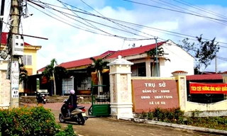 Chủ tịch UBND xã bỏ cơ quan đi... du lịch 