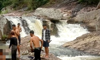 Lên suối đầu nguồn tắm khi trời mưa, hai em nhỏ tử vong do đuối nước