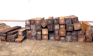 Số gỗ đã được xẻ hộp bị thu giữ, ảnh Đức Đồng