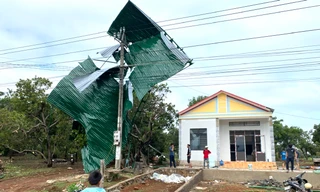 Mưa lớn kèm giông lốc gây nhiều thiệt hại ở Gia Lai