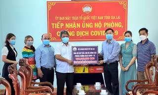 Hội doanh nhân trẻ Gia Lai trao tiền ủng hộ quỹ phòng chống COVID-19 tại Ủy ban Mặt trận Tổ quốc tỉnh