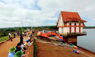 Chuyên gia kiểm tra lỗ thủng trên thân đập thủy lợi ở Gia Lai